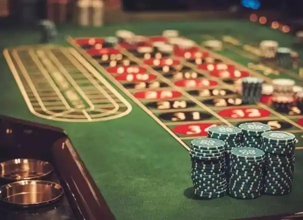 Live blackjack dealer and cash-out payout